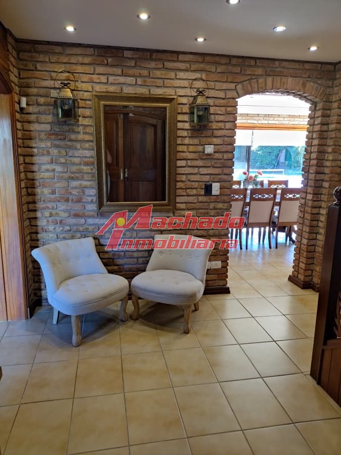 VENTA DE HERMOSA CASA 5 DORMITORIOS EN SUITE, A METROS DEL MAR.