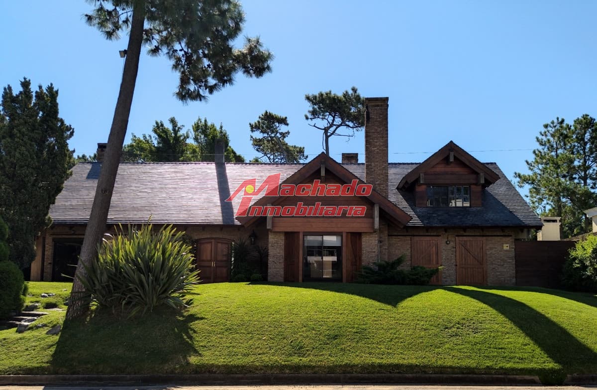 VENTA DE HERMOSA CASA 5 DORMITORIOS EN SUITE, A METROS DEL MAR.