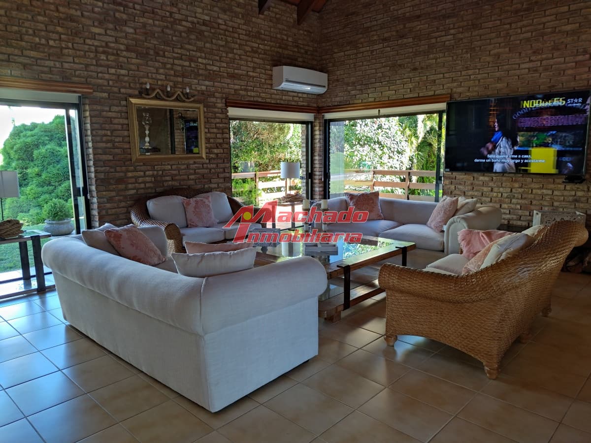 VENTA DE HERMOSA CASA 5 DORMITORIOS EN SUITE, A METROS DEL MAR.