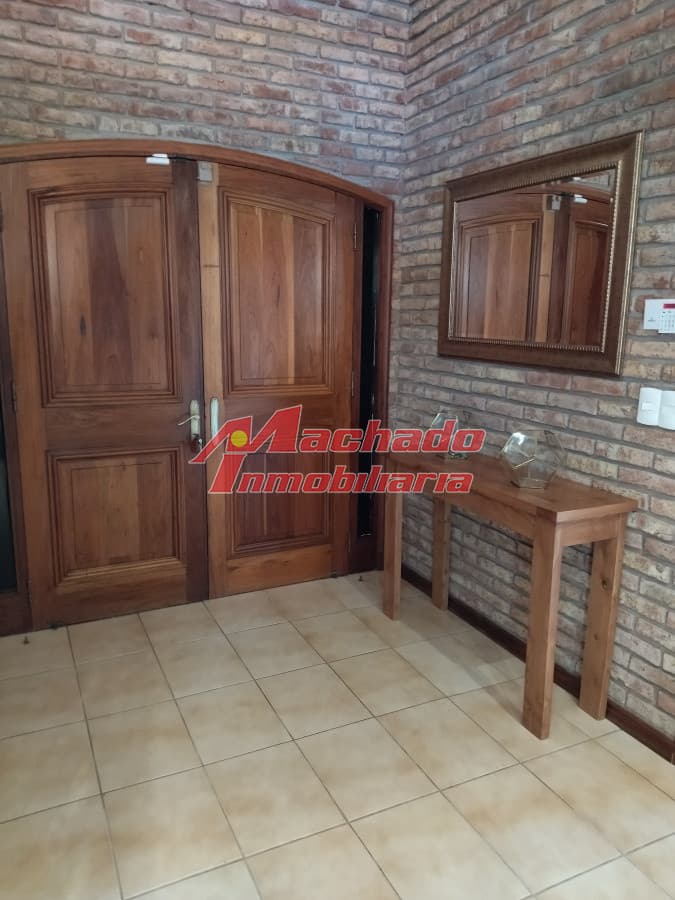 VENTA DE HERMOSA CASA 5 DORMITORIOS EN SUITE, A METROS DEL MAR.