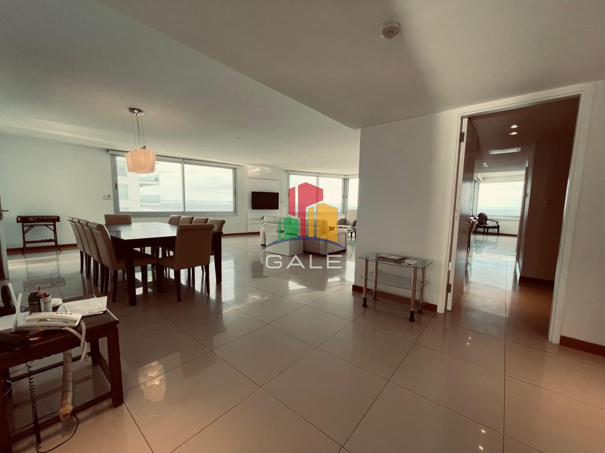 Gale Propiedades & Escribanía Apartamento ID.3113 - ALQUILER POR TEMPORADA DE APARTAMENTO EN TORRE DE CATEGORIA PRIMERA LINEA BRAVA