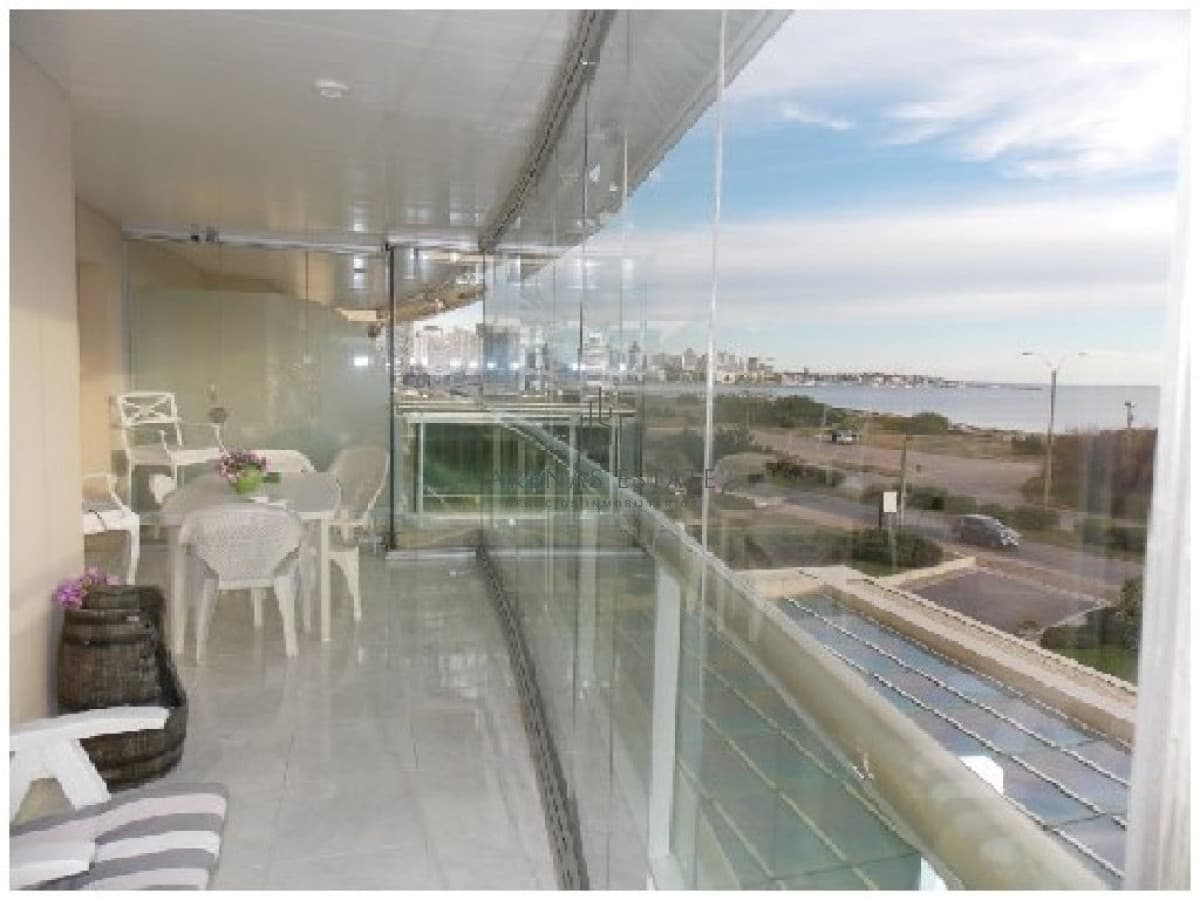 Apartamento ID.2130 - Apartamento de 3 dormitorios en torre de categoria en primera linea , Punta del Este