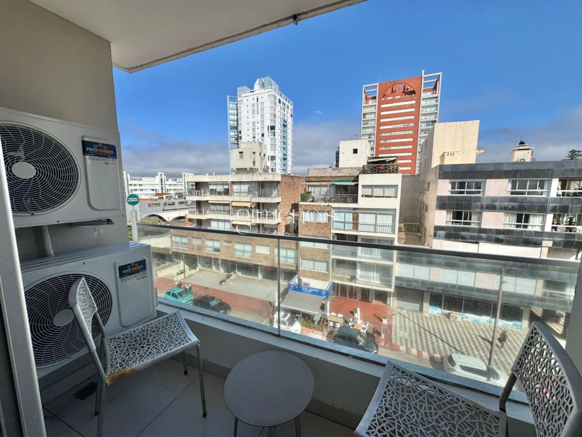 Apartamento de 1 Dormitorio en Venta - Península - Punta del Este