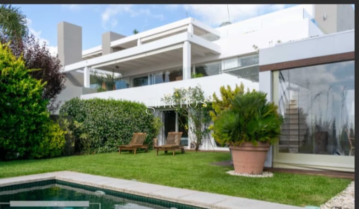 Apartamento en Venta con piscina y patio de uso exclusivo - Punta Ballena