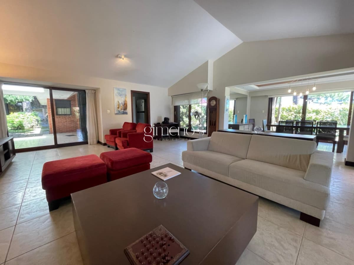 Venta de Casa Playa Mansa 4 Dormitorios-Punta del Este