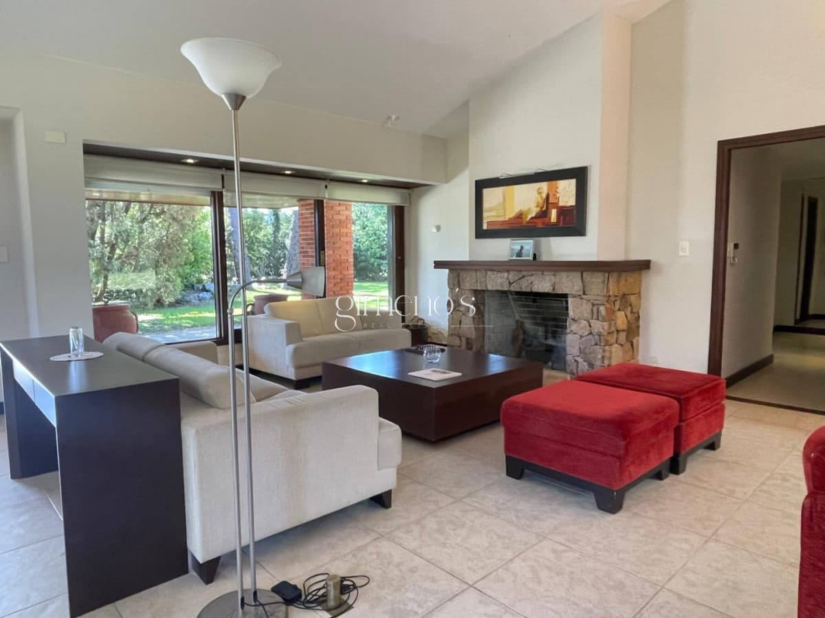 Venta de Casa Playa Mansa 4 Dormitorios-Punta del Este