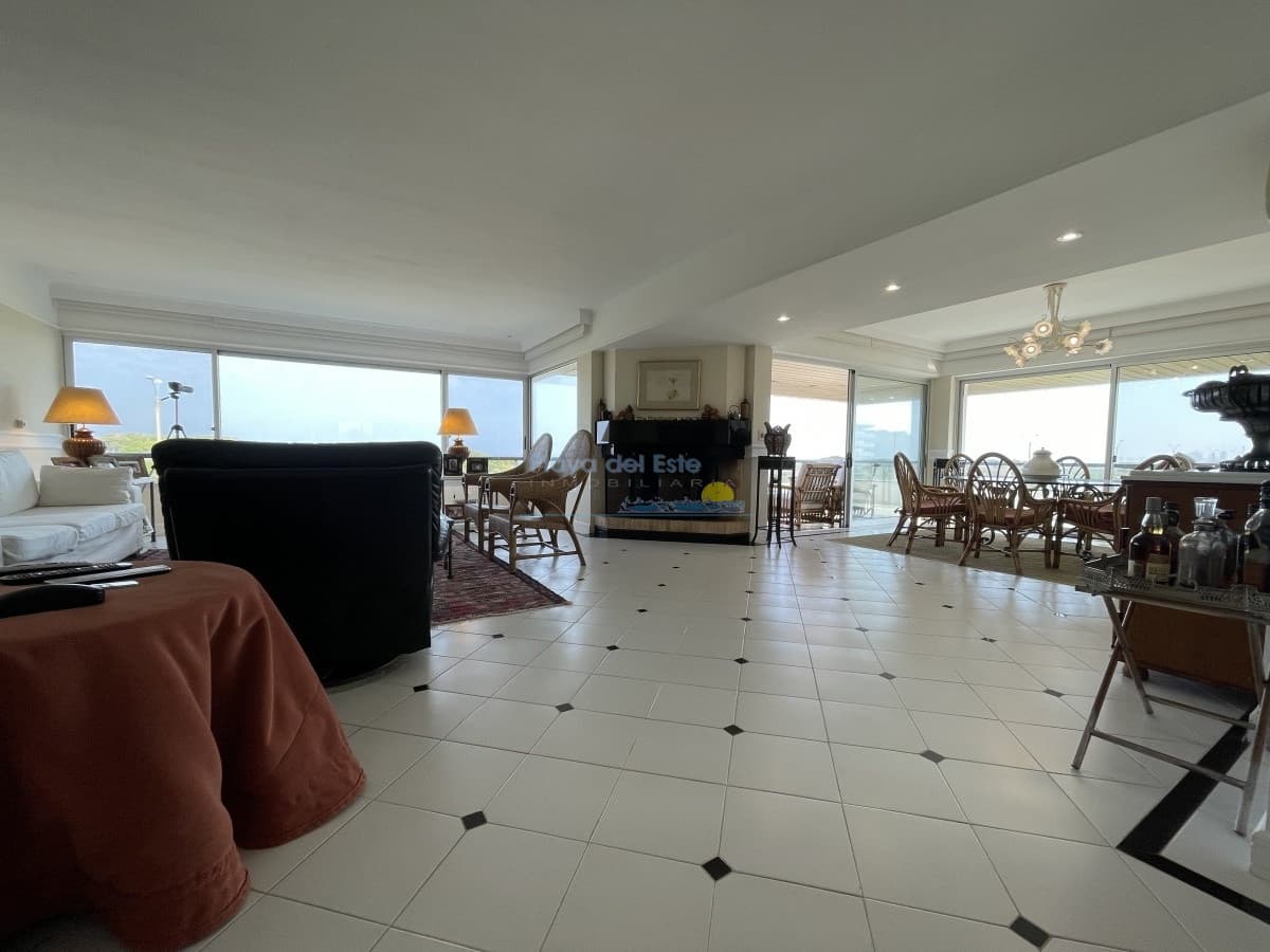 Amplio apartamento en primera línea  - Inmobiliaria Playa del Este