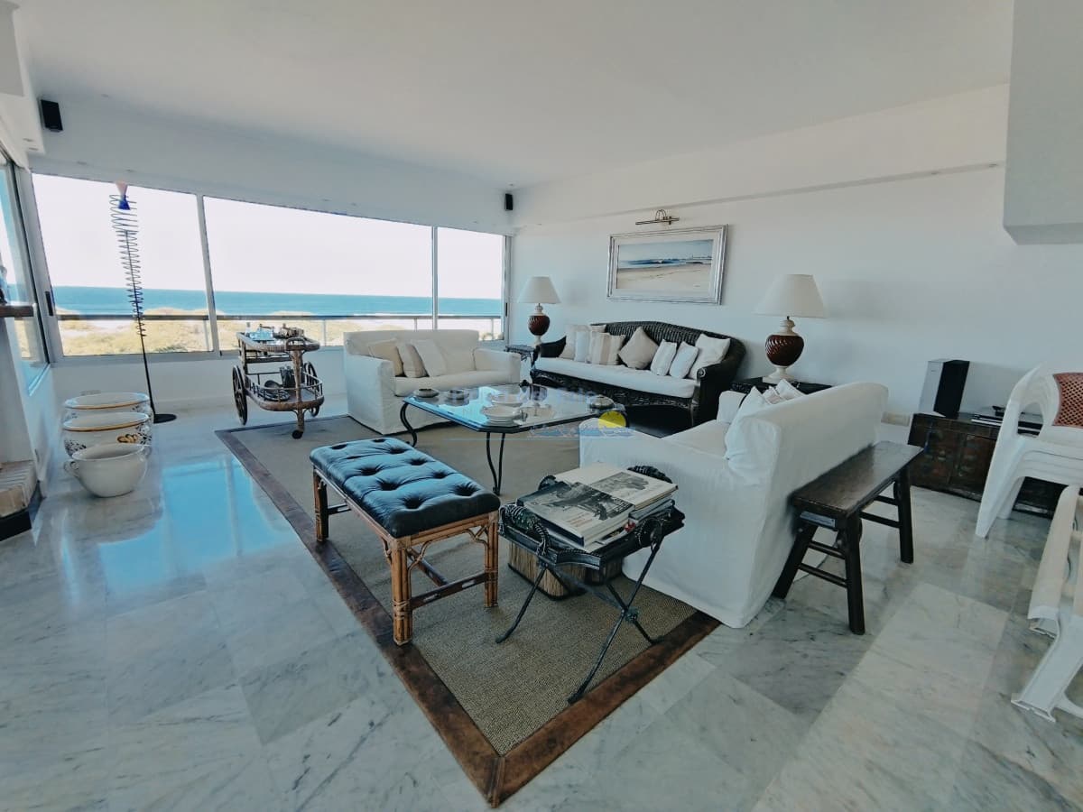 ALQUILER POR TEMPORADA HERMOSO APARTAMENTO DUPLEX PRIMERA LINEA BRAVA - Inmobiliaria Playa del Este