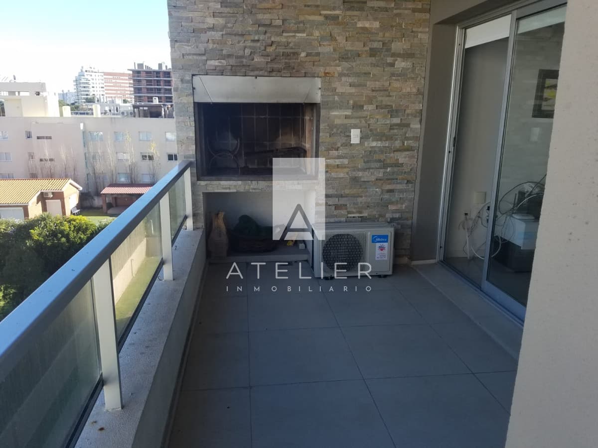 apartamento en zona de Aidy Grill con parrillero en Terraza