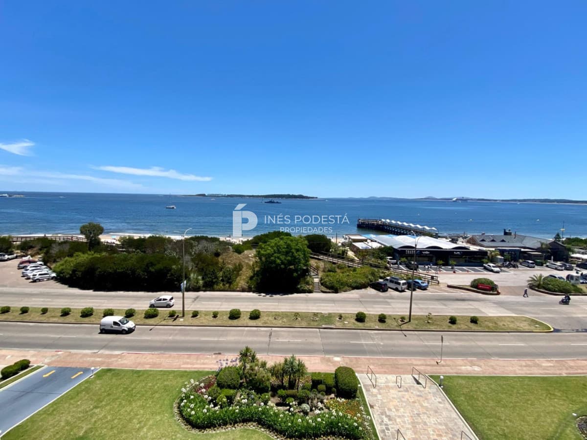 Malecón frente al mar con 4 dormitorios y 3 baños