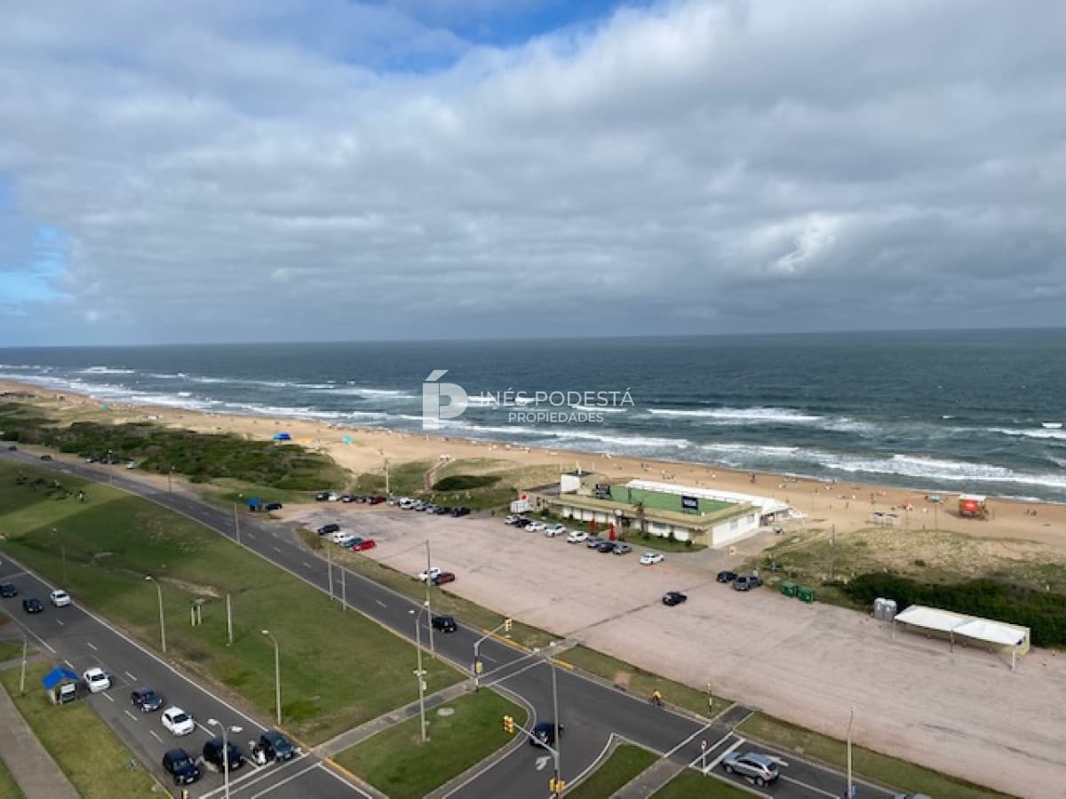 Tiburón en brava con 3 dormitorios y servicio Punta del Este