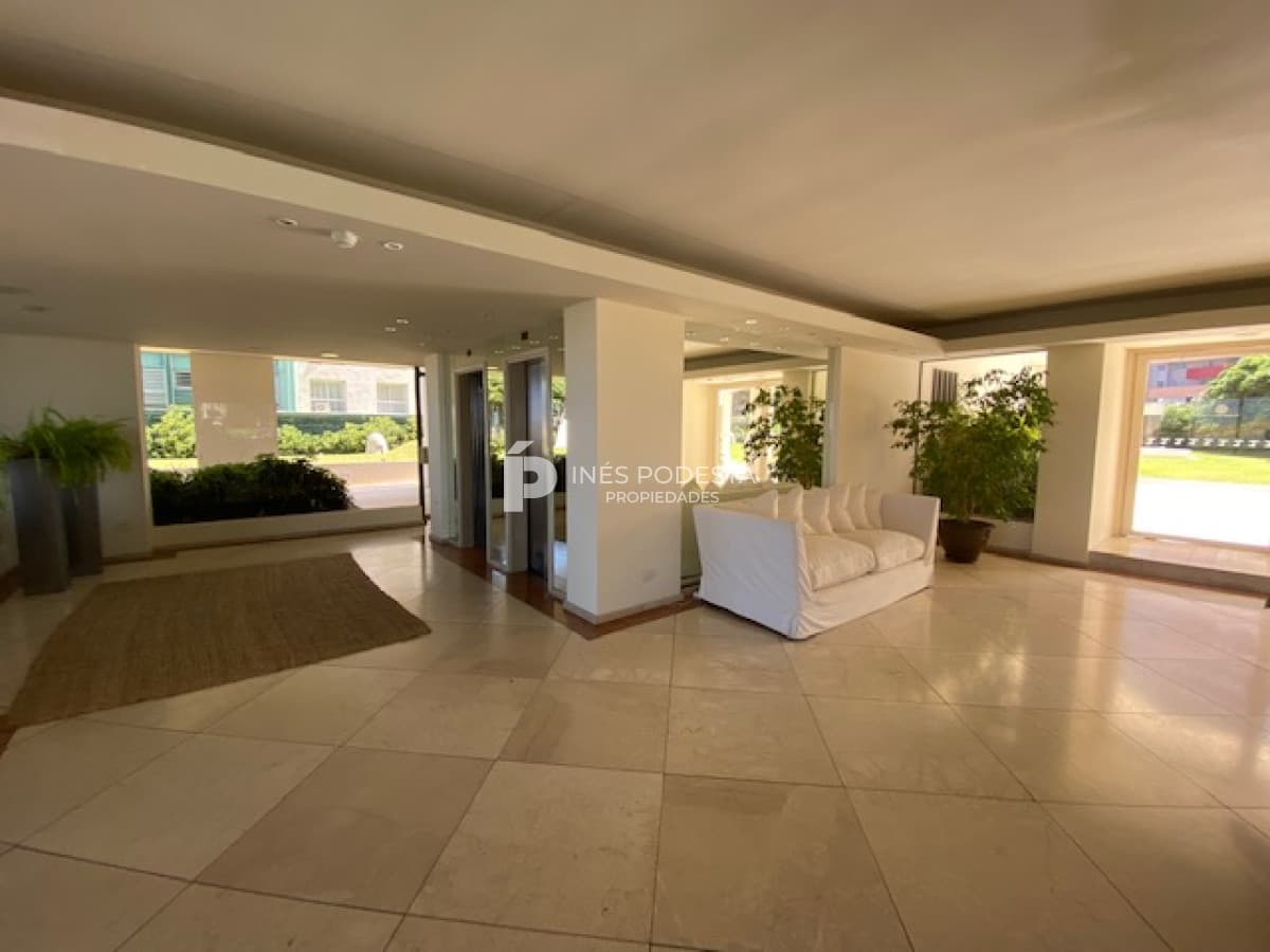 Brava, Punta del Este, 3 suites y dependencia de servicio
