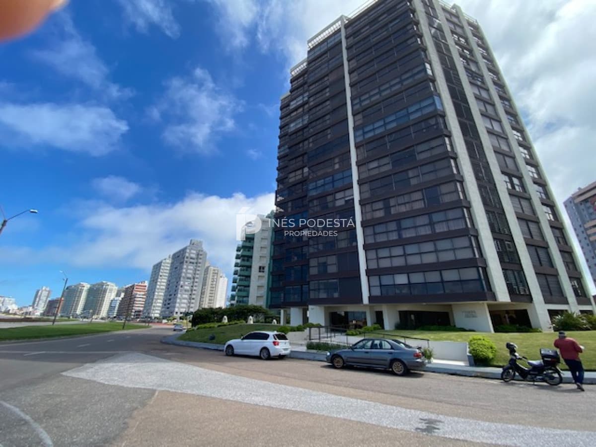 Brava, Punta del Este, 3 suites y dependencia de servicio