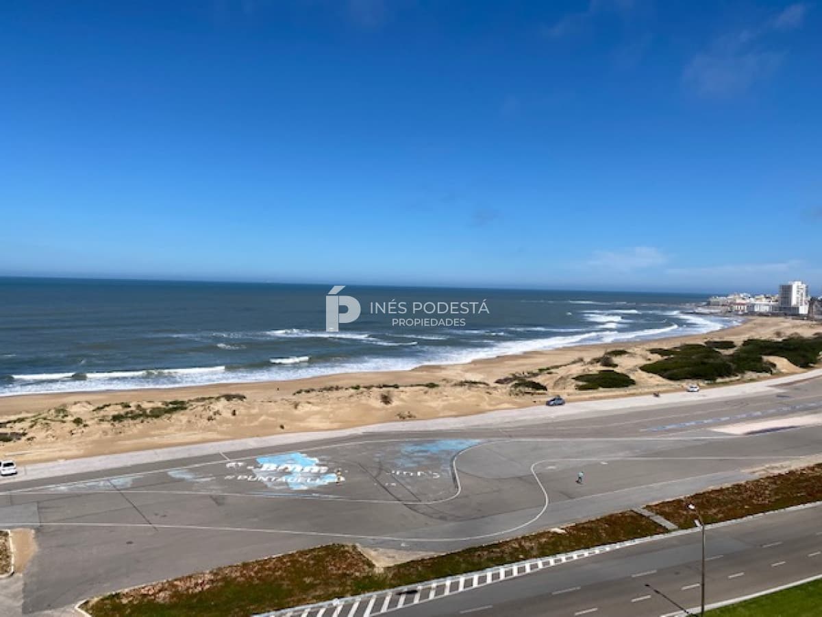 Brava, Punta del Este, 3 suites y dependencia de servicio