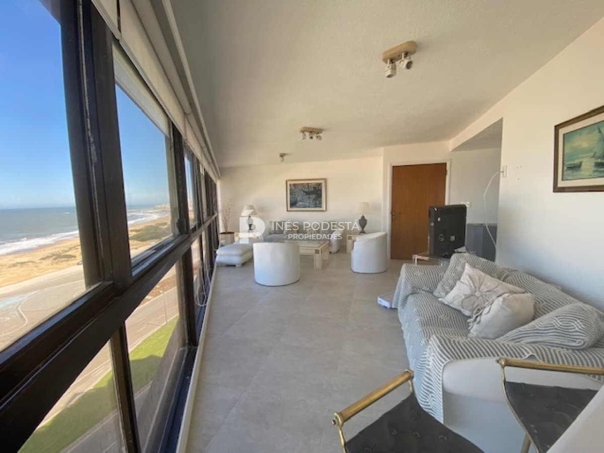 Brava, Punta del Este, 3 suites y dependencia de servicio