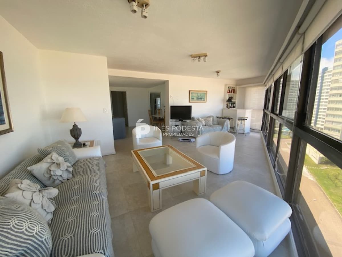 Brava, Punta del Este, 3 suites y dependencia de servicio
