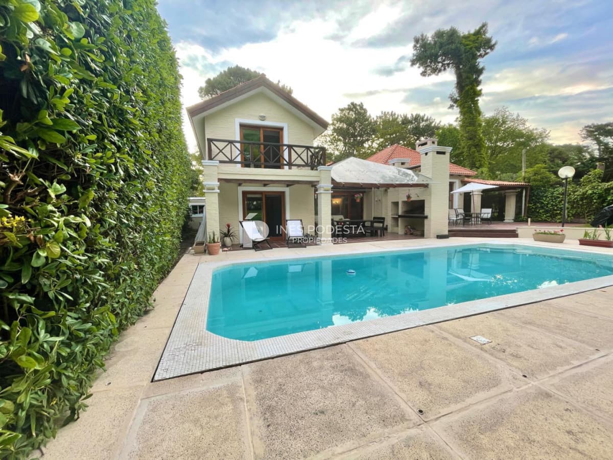 Casa ID.246 - Venta en  San Rafael 4 dormitorios  con piscina