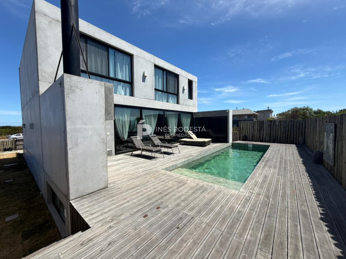 Casa ID.41914 - Venta propiedad moderna con 2 suites y dependencia de servicio