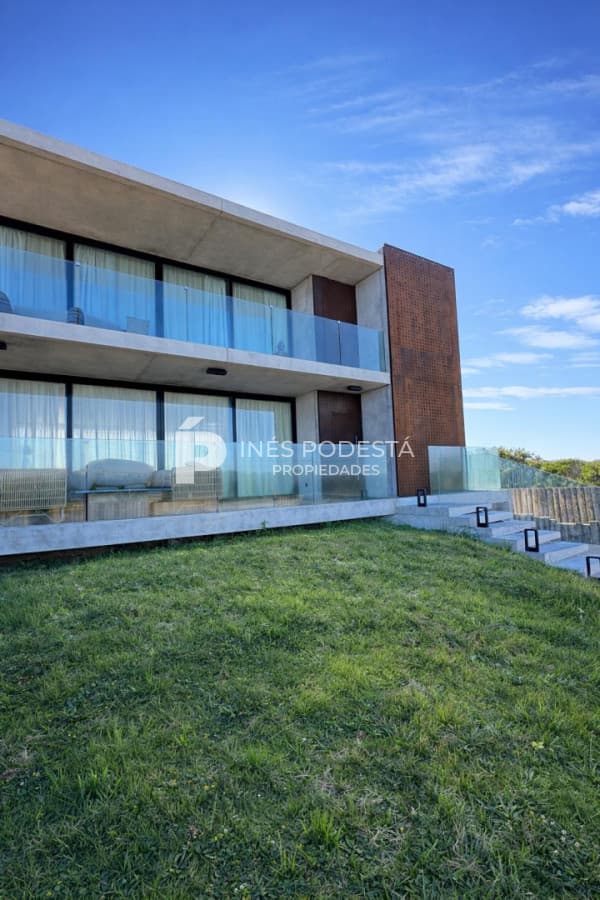 Casa ID.41914 - Venta propiedad moderna con 2 suites y dependencia de servicio