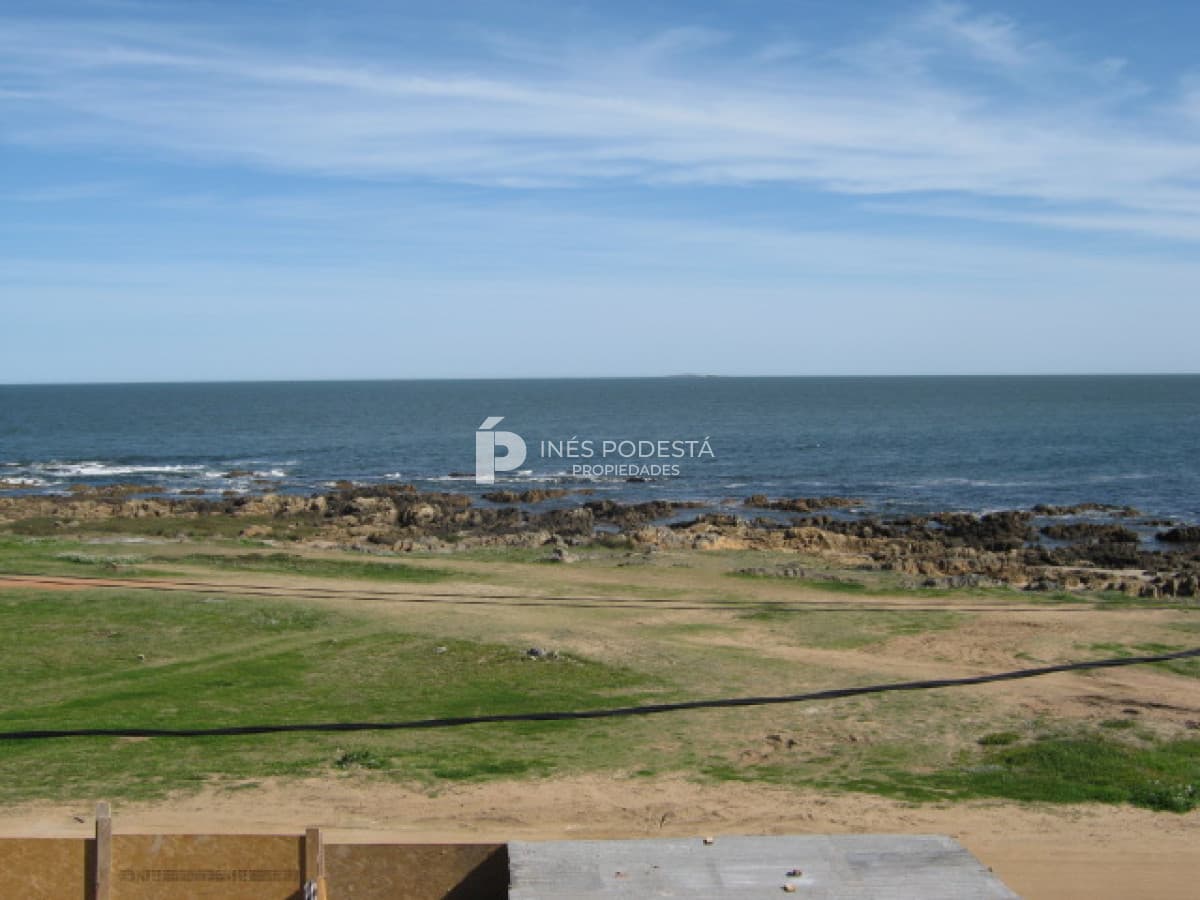 Casa ID.4990 - Venta casa de 5 dormitorios y dependencia de servicio