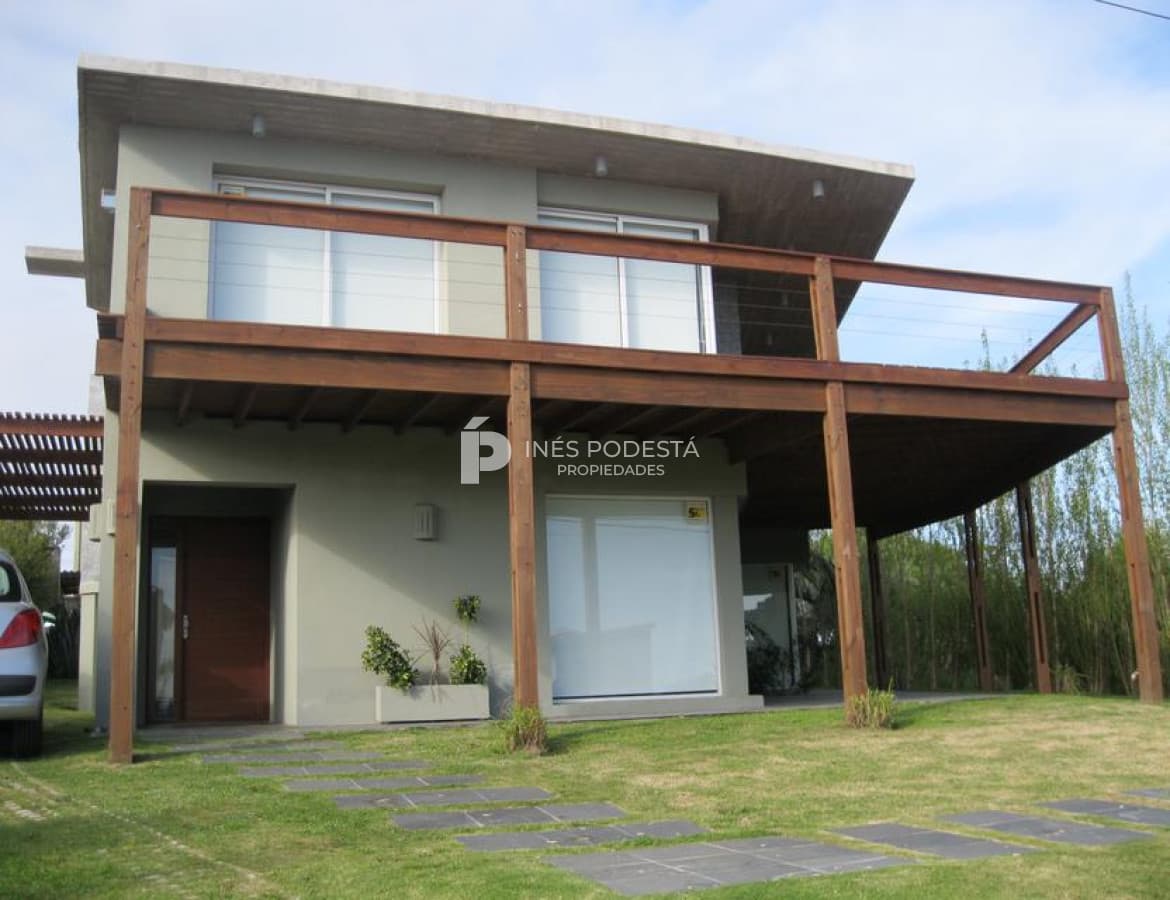 Casa ID.6219 - Casa con piscina  con 5 dormitorios y 4 baños a 100 mts del mar y muy buena vista