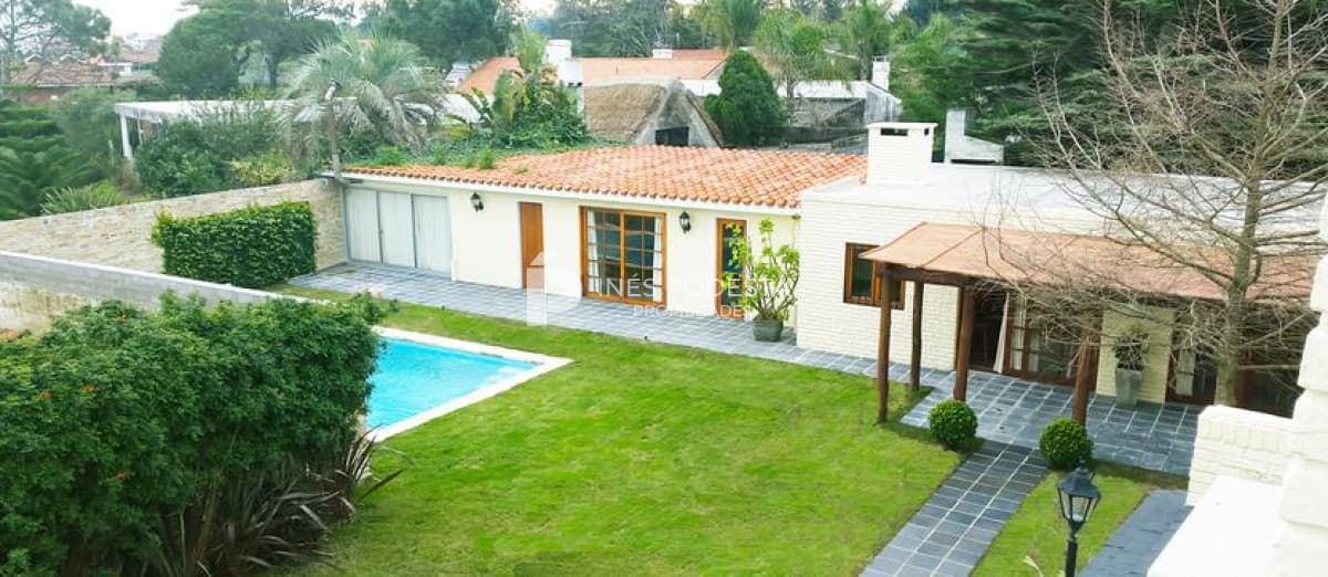Casa ID.7088 - VENTA CASA EN MANSA  4 DORMITORIOS