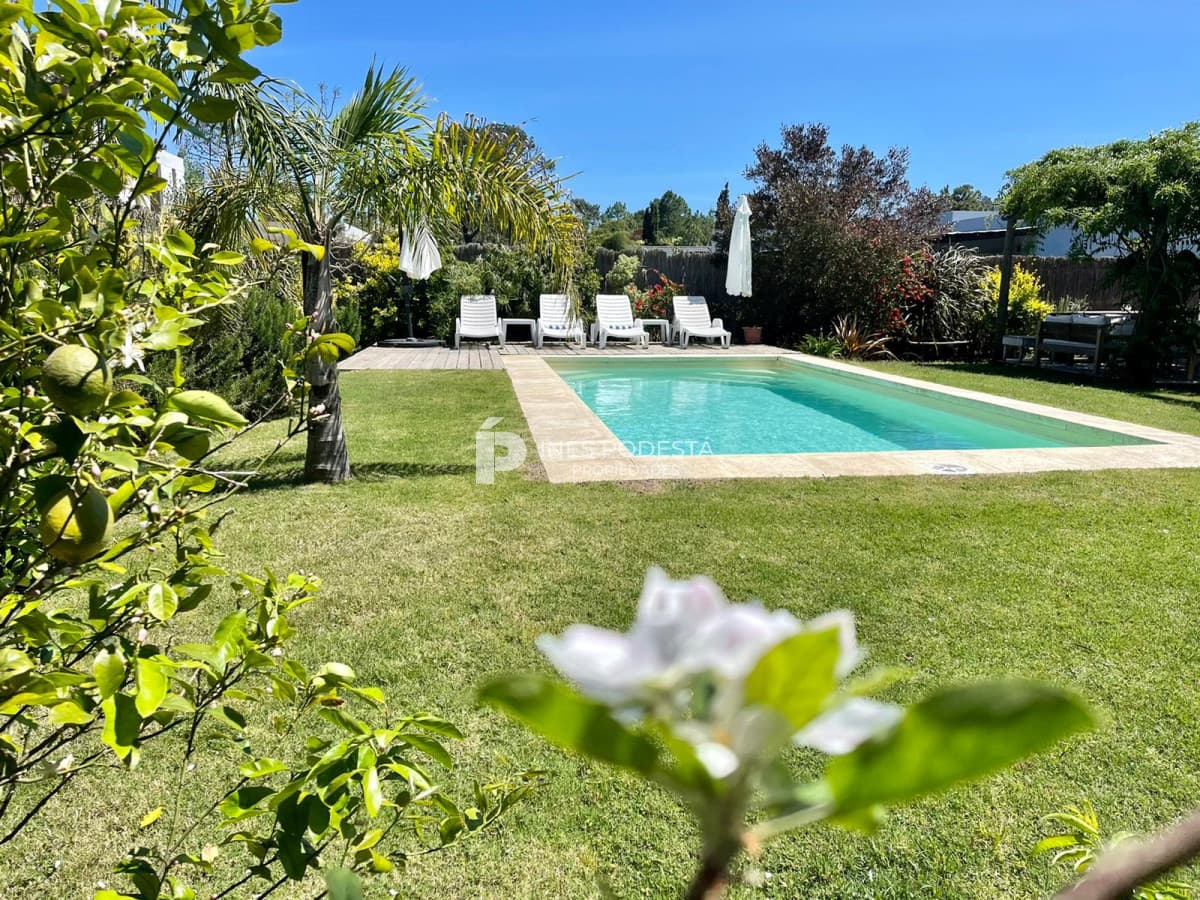 Lindísima casa en barrio privado con 3 suites y piscina