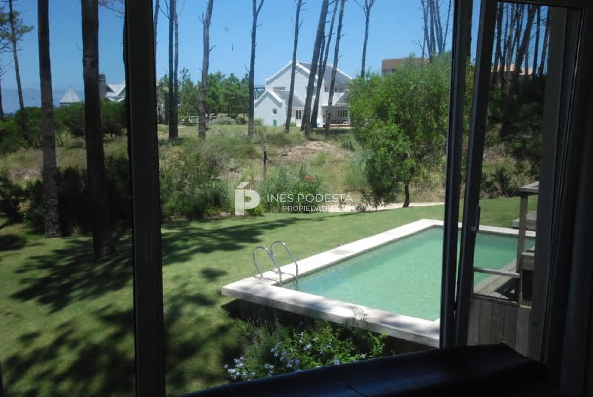 LAGUNA BLANCA con 5 dormitorios y dependencia de servicio, piscina