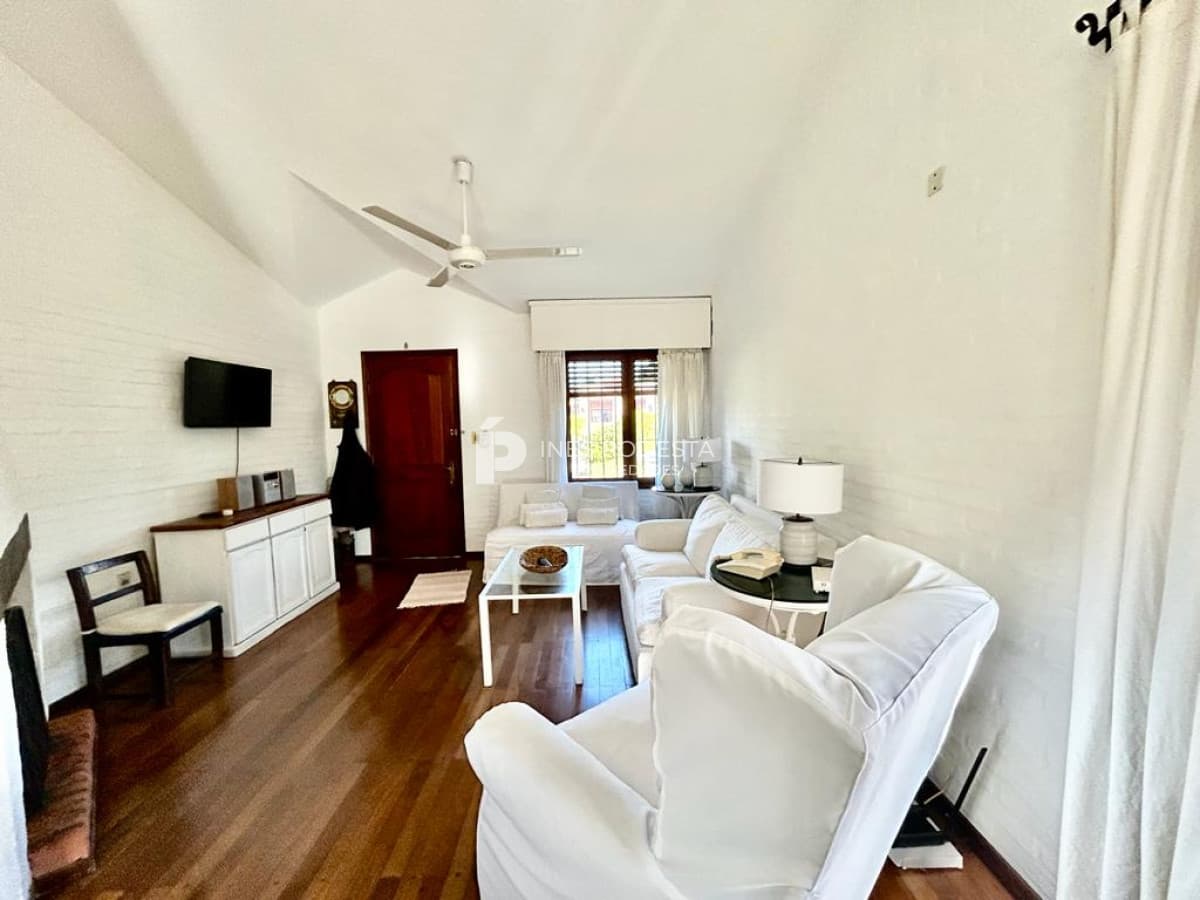 Alquiler Zona de colegios, 3 dormitorios y 2 baños, jardín cercado