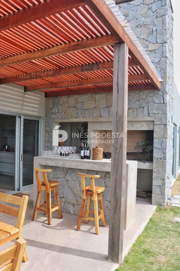 ALQUILER EN PUEBLO MIO CON 4 SUITES Y PISCINA