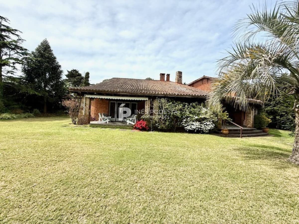 Casa ID.41747 - Venta 7 dormitorios, 8 baños  más dependencias de servicio