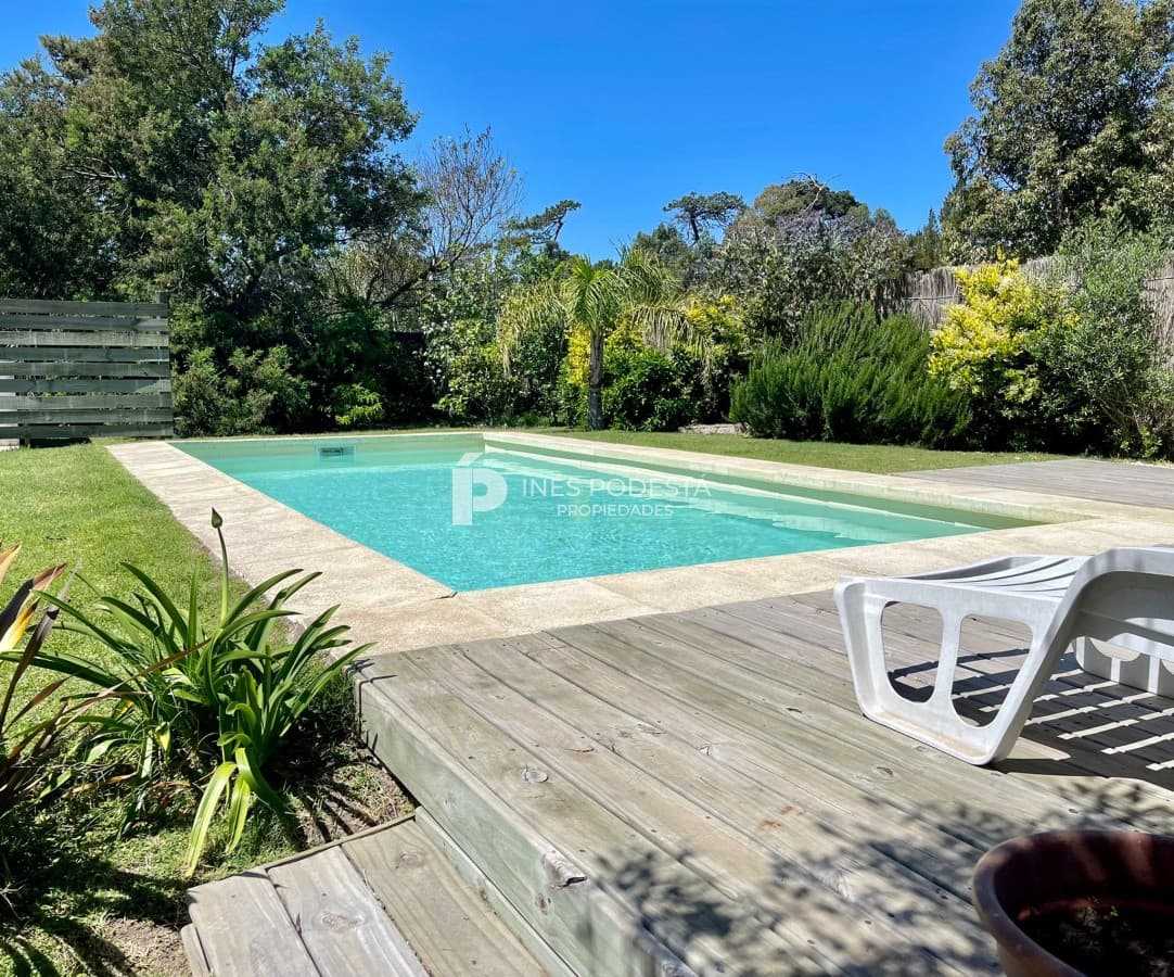 Lindísima casa en barrio privado con 3 suites y piscina