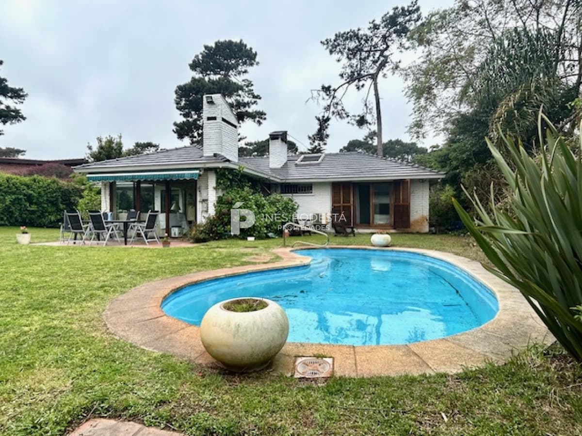Casa con 4 dormitorios más piscina climatizada