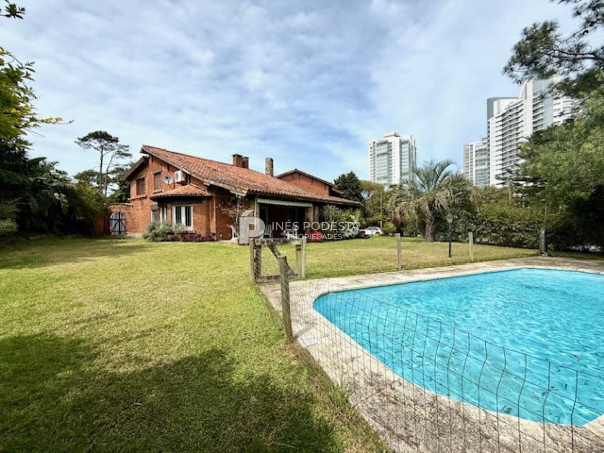 Casa ID.41747 - Venta 7 dormitorios, 8 baños  más dependencias de servicio