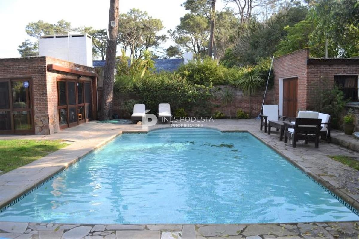 Casa ID.830 - Venta en Mansa 4 dormitorios y dependencia de servicio