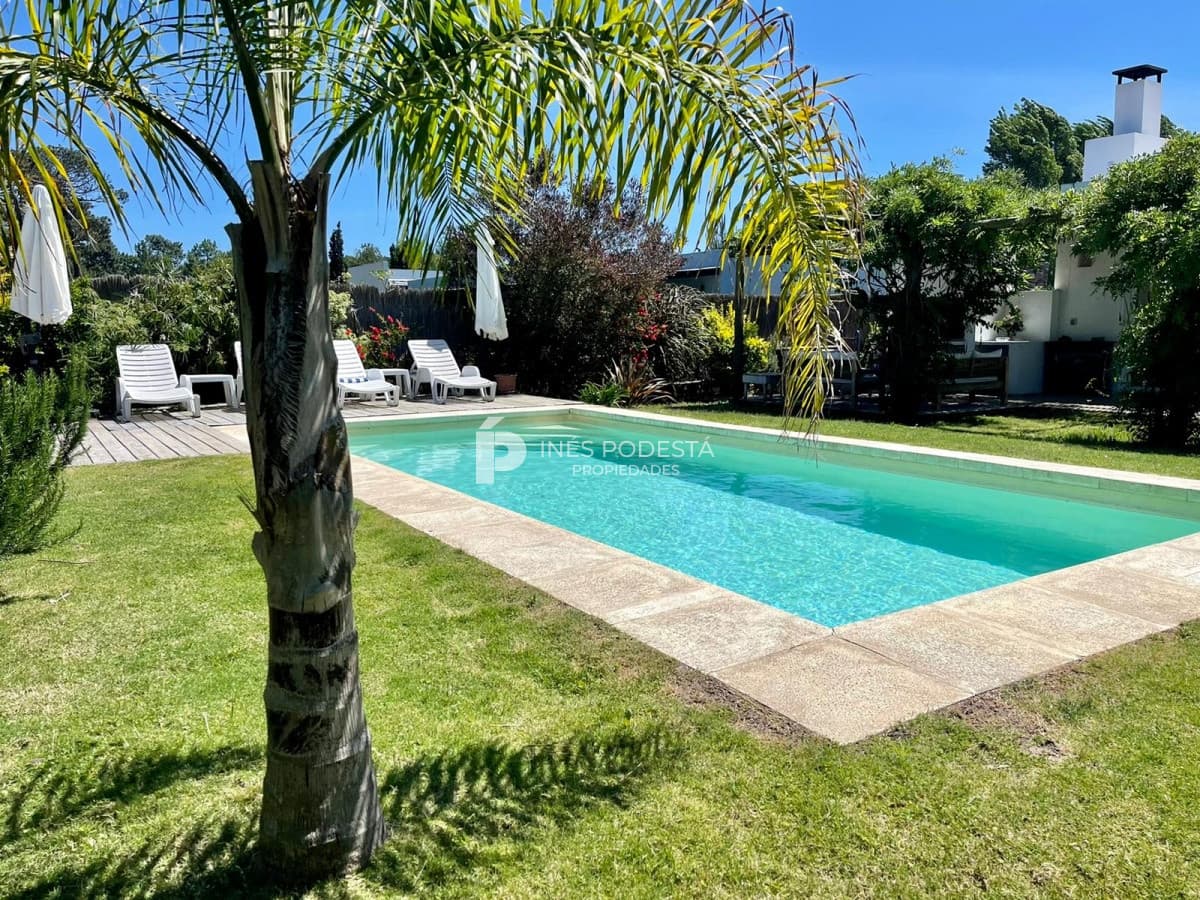 Lindísima casa en barrio privado con 3 suites y piscina