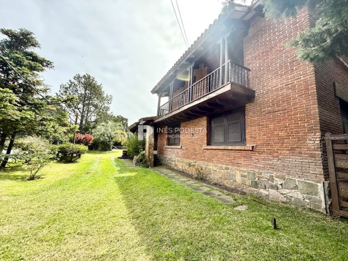 Casa ID.41747 - Venta 7 dormitorios, 8 baños  más dependencias de servicio