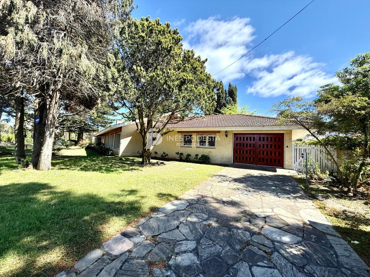 Casa ID.41758 - Venta casa en Mansa 4 dormitorios y dependencia de servicio