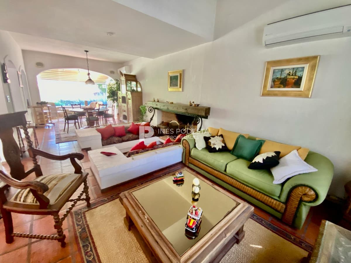 Casa ID.40401 - Venta 3 suites, dependencia de servicio y piscina