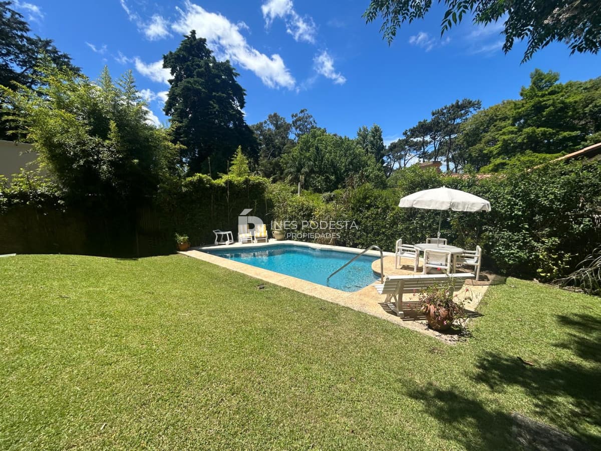Casa ID.40401 - Venta 3 suites, dependencia de servicio y piscina