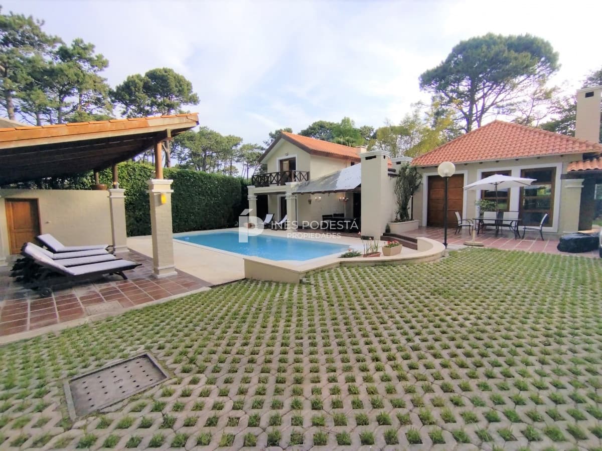 Casa ID.246 - Venta en  San Rafael 4 dormitorios  con piscina