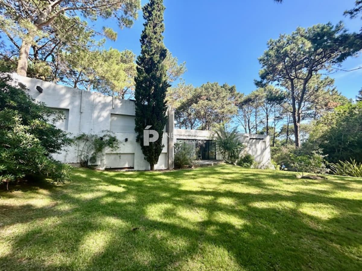 Casa ID.8011 - Venta Oportunidad con 4 dormitorios y dependencia de servicio