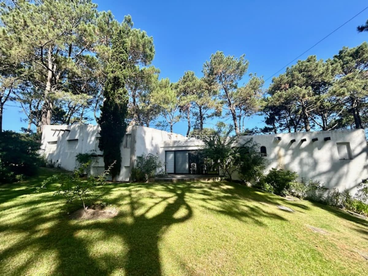 Casa ID.8011 - Venta Oportunidad con 4 dormitorios y dependencia de servicio