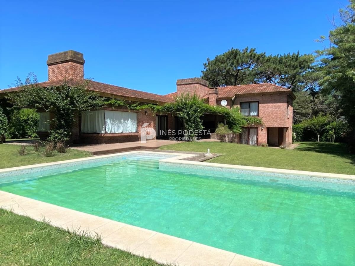 Casa con 4 dormitorios y dep. de servicio con piscina a 100 mts mar