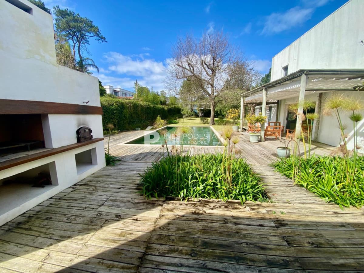 PUNTA DEL ESTE  CASA Alquiler 4 dormitorios y piscina