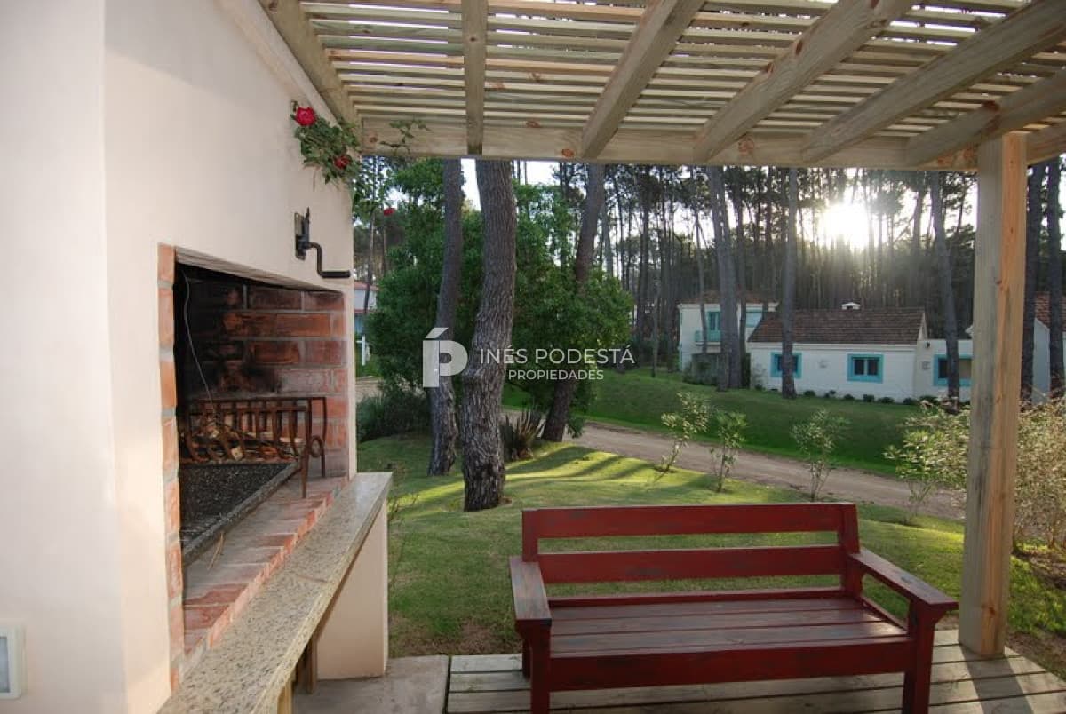 LAGUNA BLANCA con 5 dormitorios y dependencia de servicio, piscina