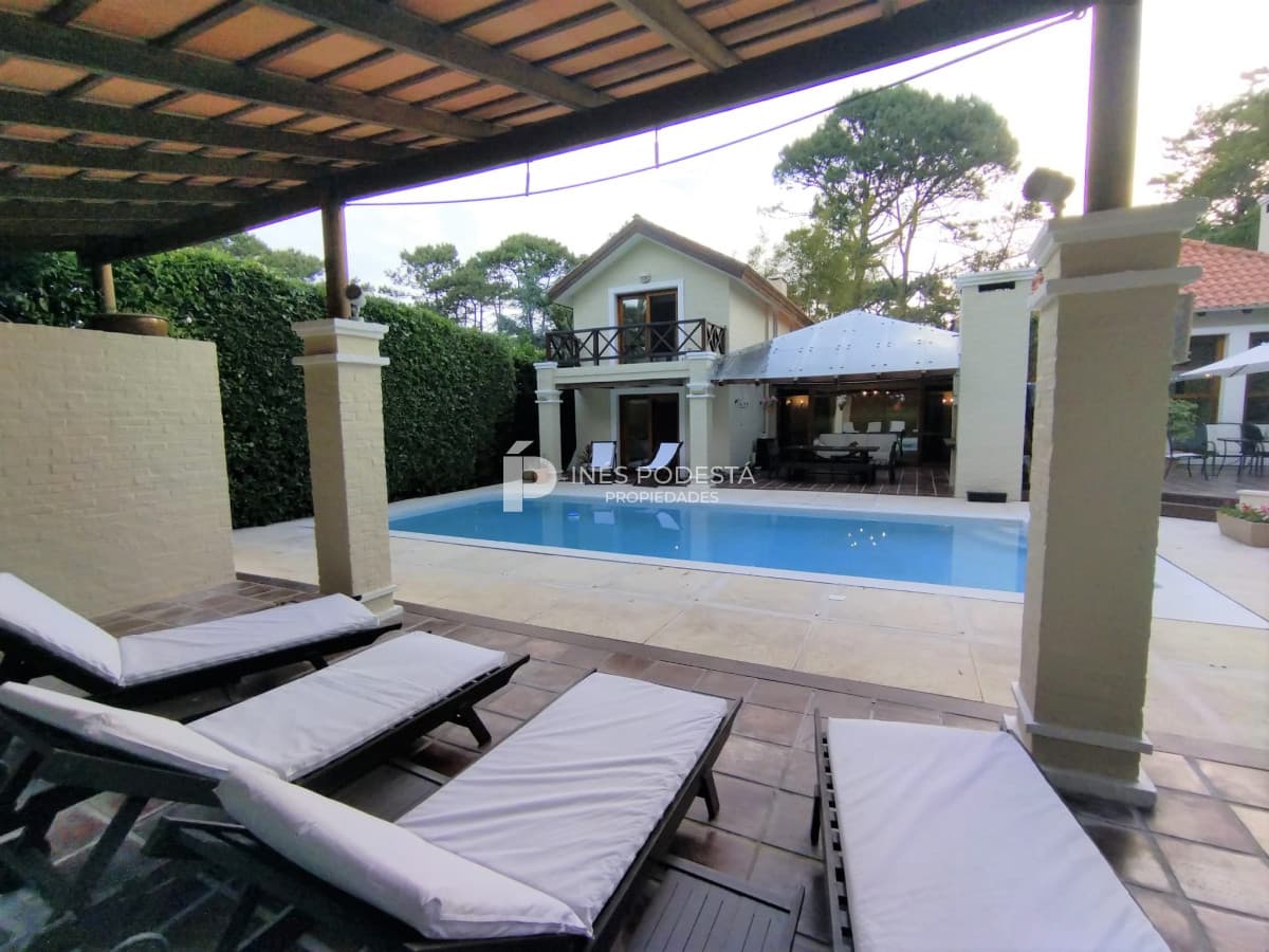 Casa ID.246 - Venta en  San Rafael 4 dormitorios  con piscina