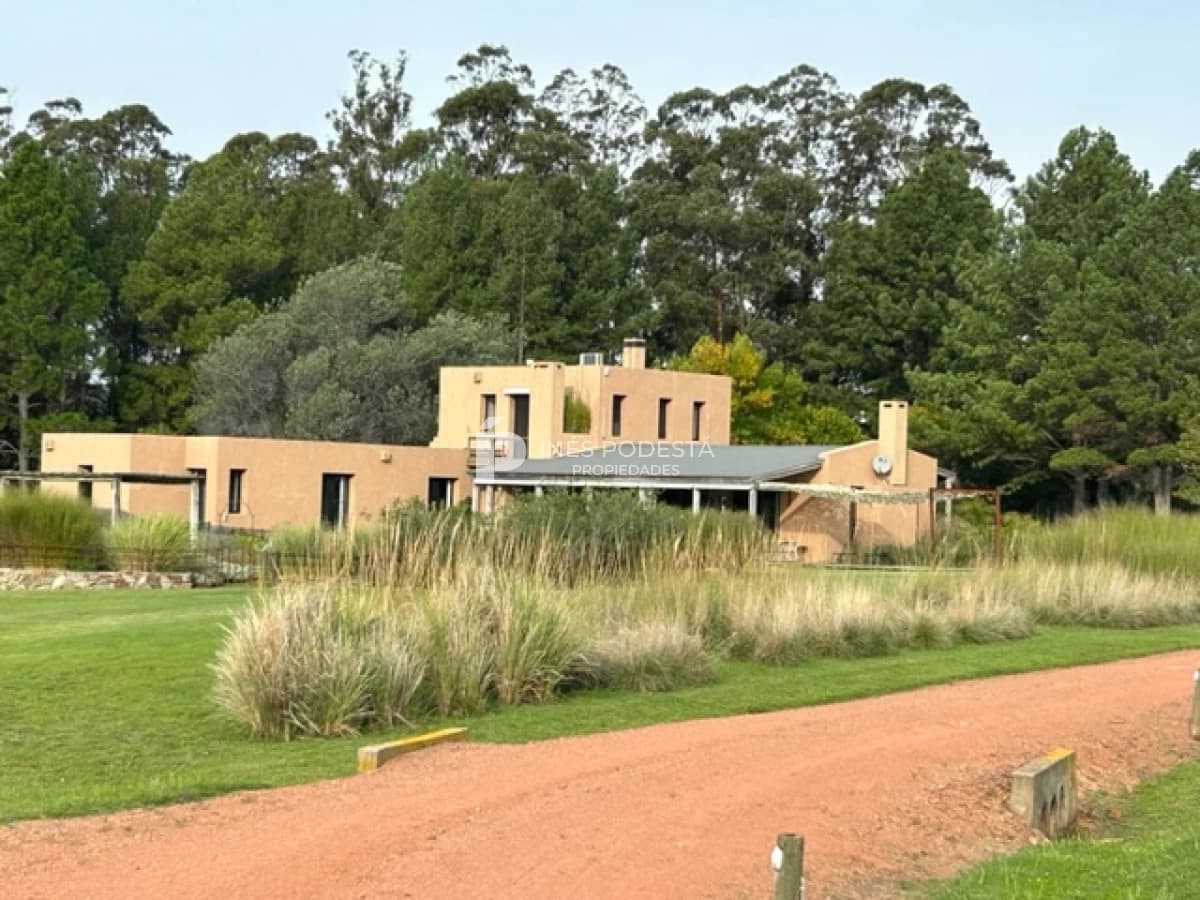 Chacra ID.38927 - VENTA de Magnífica chacra con 5 dormitorios más casa de caseros
