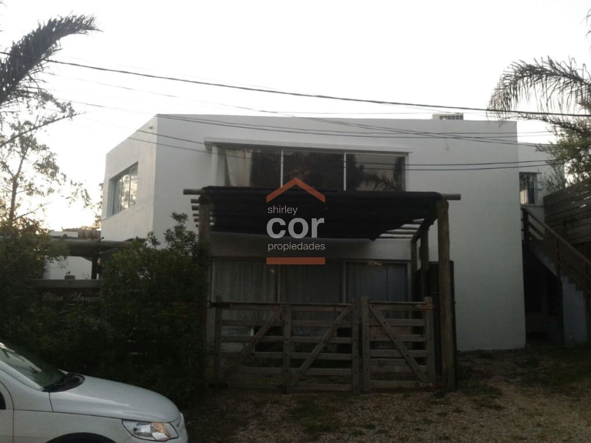 Casa cerca del centro comercial de la barra.