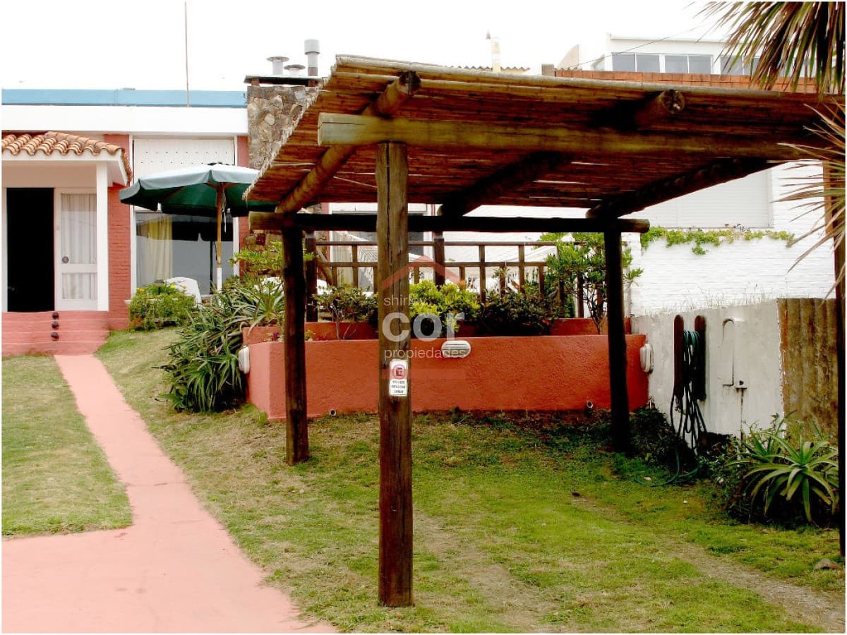 a metros del mar
